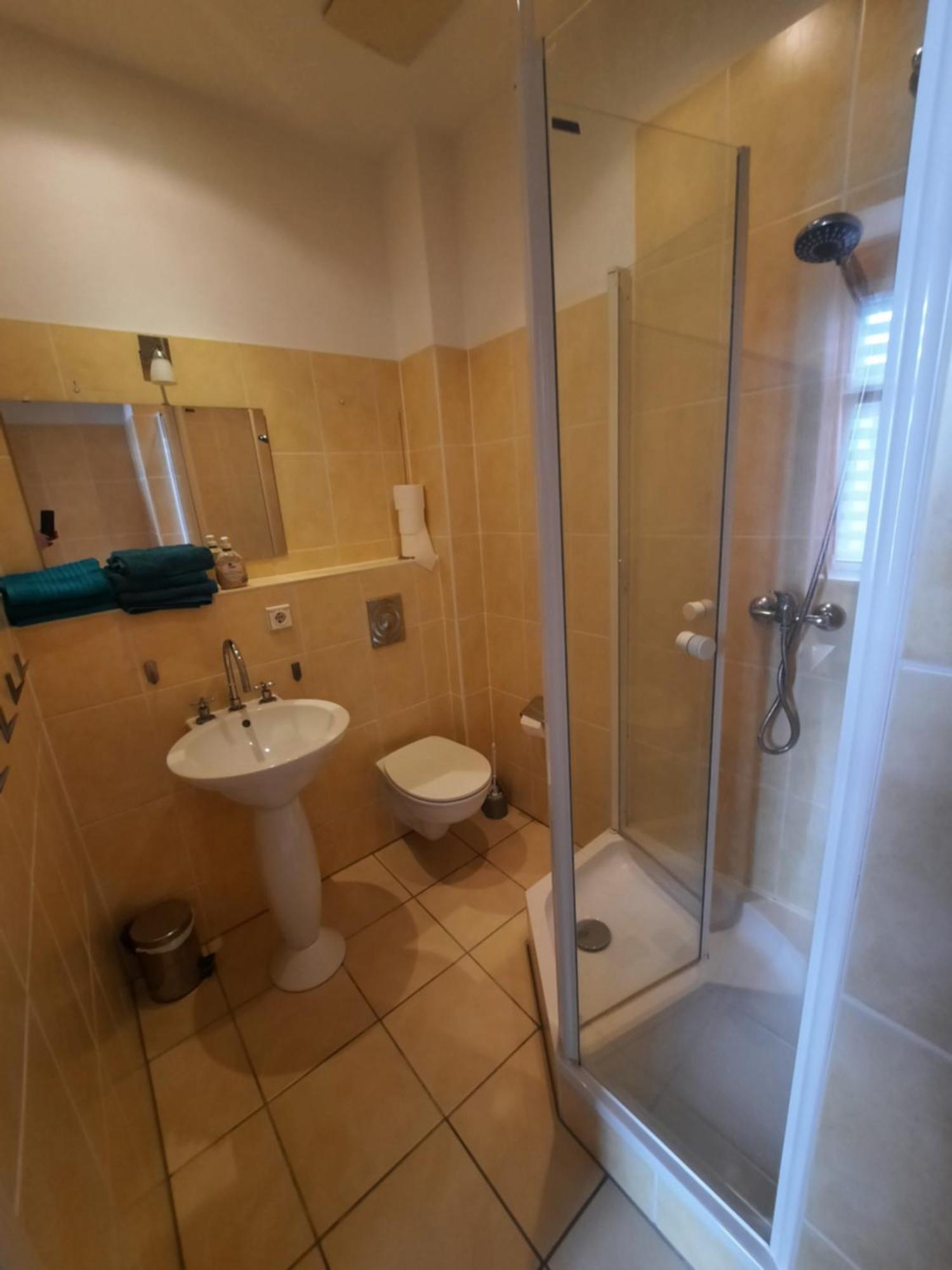Fewo2-1 Zim Apart-5 Bett-kueche-dusche Wc-parkplatz Berlino